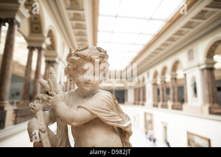 BRÜSSEL, Belgien — Eine Skulptur aus dem 17. Jahrhundert mit dem Titel „L'Abondance“ (Abundance) von Ludovicus Willemsens (1630–1702), die in den Königlichen Museen der Schönen Künste Belgiens ausgestellt wird. Dieses barocke Meisterwerk repräsentiert auf allegorische Weise Fülle und Wohlstand durch klassische Bilder. Stockfoto