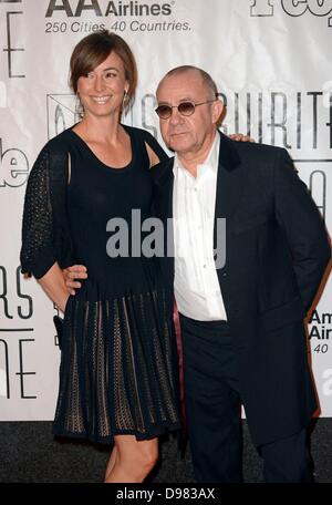 New York, USA. 13. Juni 2013. Heather Lynn Hodgins Kidd, Bernie Taupin im Ankunftsbereich für Songwriters Hall Of Fame 44th jährlichen Induktion und Awards Gala, Marriott Marquis Hotel, New York, NY 13. Juni 2013. Bildnachweis: Derek Sturm/Everett Collection/Alamy Live-Nachrichten Stockfoto