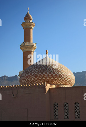 Blick von der Fort Nizwa, die Freitagsmoschee. Nizwa ist das Zentrum der Oma Nischen der Kernland. Die Oasenstadt liegt mit t Stockfoto