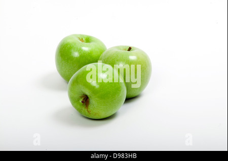 Drei frische glänzend grünen Granny-Smith-Äpfel auf einem weißen Hintergrund. Stockfoto