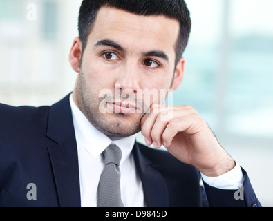 Nahaufnahme des schönen Geschäftsmann mit nachdenklichen Ausdruck Stockfoto