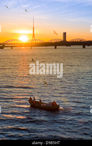 ein Boot Fischer Angeln im Fluss daugava Stockfoto