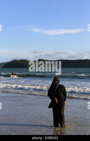 Die muslimische Frau, die den Strand in Langkawi, Malaysia Stockfoto