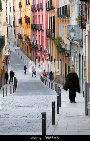 Hübsche Häuser in gepflasterten Straße in Lavapies, Madrid, Spanien Stockfoto