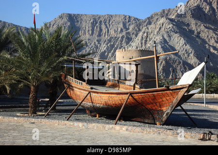 Festung Cacapo mit einer Dhau vor ihm, al-Chasab, Khasab, in der Oma Nischen Enklave Musandam, Oman Stockfoto