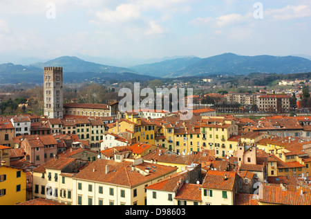 Lucca in der Toskana, Italien eine panoramische Luftaufnahme mit Piazza Dell' Anfiteatro in einem sonnigen Tag. Stockfoto