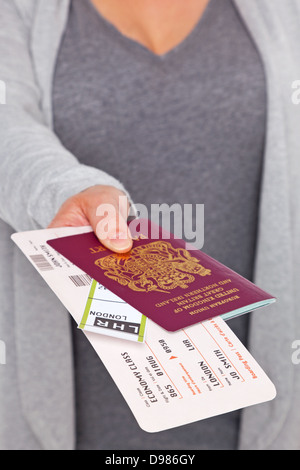 Ein Weibchen Übergabe ihr Pass und Tickets beim Flughafen-Check-in. Stockfoto