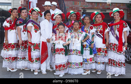 ein Kontingent posieren für ein Foto im Karnevalstreiben im Mission District in San Francisco, Kalifornien, USA Stockfoto