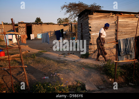 Esther Khoza 57 Jahre alte Mutter drei lebt in Schlamm Hütte ohne Strom, fließendes Wasser oder Toilette im Schatten Mbombela-Stadion Stockfoto