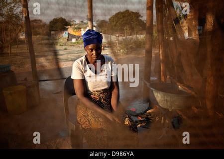 Esther Khoza 57 Jahre alte Mutter drei lebt in Schlamm Hütte ohne Strom, fließendes Wasser oder Toilette im Schatten Mbombela-Stadion Stockfoto