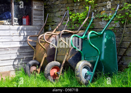 Schubkarren, eine Wand durch ein Gartenschuppen gelehnt. Stockfoto