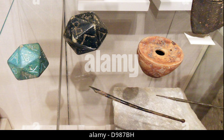 Römische Stift und Tinte jar. Steatit Polyeder bezeichnet mit Buchstaben des griechischen Alphabets 2.- 3.Jahrhundert N.CHR. mit fayencen Polyeder mit Buchstaben des griechischen Alphabets bezeichnet auch 2.-3. Jahrhundert n. Chr. Römische Stockfoto