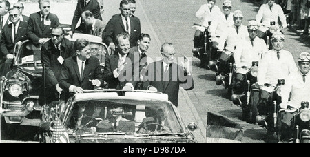 John F Kennedy (1917-1963) PrÃ ¤ sident der USA, Willy Brandt (1913-1992) und Konrad Adenauer (1876-1967) Bundeskanzler der Bundesrepublik Deutschland in Berlin in einem offenen Wagen unterwegs und anerkennend Beifall aus dem Publikum während des Besuchs des Präsidenten in der Bundesrepublik Deutschland, 26. Juni 1963. Stockfoto