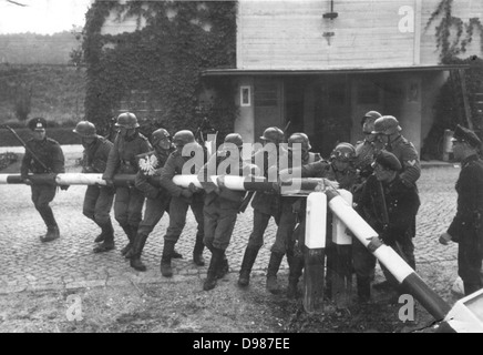 Deutsche Soldaten die Grenze Barriere Abbau und Kreuzung in Polen in Sopot auf 1. September 1939. Stockfoto