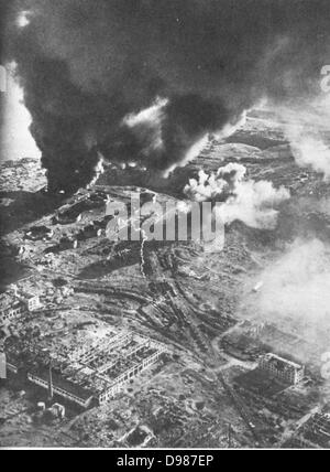 Schlacht um Stalingrad - Luftaufnahme von Kraftstoff Stores in Brand. Die Schlacht von Stalingrad zwischen Deutschland und der Sowjetunion dauerte vom 17. Juli 1942 bis 2. Februar 1943. Die mosty brutale und Blutigsten der Engagements des Zweiten Weltkrieges behauptete es fast 2 Millionen Tote. Es wird als Wendepunkt im Krieg zu sein, mit der Sowjetunion siegreich. Stockfoto