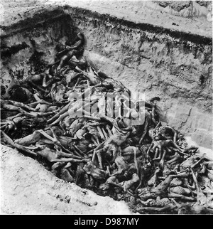 Die Körper der Toten liegen auf Beerdigung in einem Massengrab auf dem Camp in Bergen-Belsen, die NS-Konzentrationslager im Nordwesten Deutschlands. Stockfoto