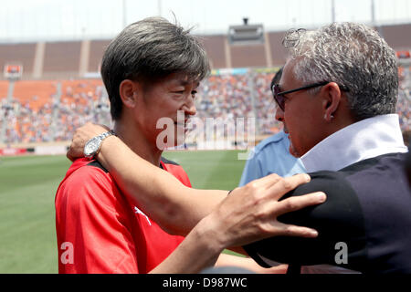 (L-R) Kazuyoshi Miura, Roberto Baggio, 9. Juni 2013 - Fußball / Fußball: Kazuyoshi Miura Gespräche mit Roberto Baggio vor dem Japan Italien Legende Spiel zwischen J.League Legende Spieler (J.League OB Team) 2-2 Glorie Azzurre (Italien-OB Team) im National Stadium in Tokio, Japan. (Foto von Kenzaburo Matsuoka/AFLO) Stockfoto