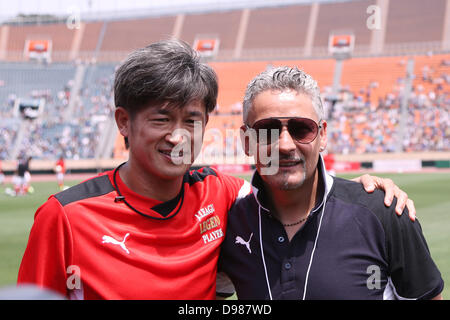 (L-R) Kazuyoshi Miura, Roberto Baggio, 9. Juni 2013 - Fußball / Fußball: Kazuyoshi Miura und Roberto Baggio posieren vor dem Japan Italien Legende Spiel zwischen J.League Legende Spieler (J.League OB Team) 2-2 Glorie Azzurre (Italien-OB Team) im National Stadium in Tokio, Japan. (Foto von Kenzaburo Matsuoka/AFLO) Stockfoto