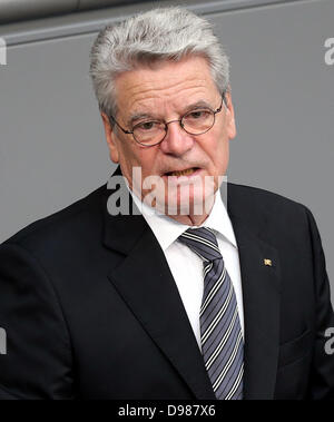 Berlin, Deutschland. 14. Juni 2013. Der deutsche Bundespräsident Joachim Gauck spricht im Deutschen Bundestag in Berlin, Deutschland, 14. Juni 2013. Das Staatsoberhaupt besuchte eine Veranstaltung anlässlich des 60. Jahrestages des einen Aufstand gegen die DDR, die mit einem Streik am 17. Juni 1953 begonnen. Foto: WOLFGANG KUMM/Dpa/Alamy Live News Stockfoto