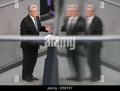 Berlin, Deutschland. 14. Juni 2013. Der deutsche Bundespräsident Joachim Gauck spricht im Deutschen Bundestag in Berlin, Deutschland, 14. Juni 2013. Das Staatsoberhaupt besuchte eine Veranstaltung anlässlich des 60. Jahrestages des einen Aufstand gegen die DDR, die mit einem Streik am 17. Juni 1953 begonnen. Foto: WOLFGANG KUMM/Dpa/Alamy Live News Stockfoto