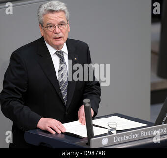 Berlin, Deutschland. 14. Juni 2013. Der deutsche Bundespräsident Joachim Gauck spricht im Deutschen Bundestag in Berlin, Deutschland, 14. Juni 2013. Das Staatsoberhaupt besuchte eine Veranstaltung anlässlich des 60. Jahrestages des einen Aufstand gegen die DDR, die mit einem Streik am 17. Juni 1953 begonnen. Foto: WOLFGANG KUMM/Dpa/Alamy Live News Stockfoto