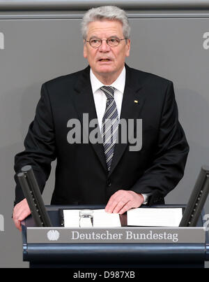 Berlin, Deutschland. 14. Juni 2013. Der deutsche Bundespräsident Joachim Gauck spricht im Deutschen Bundestag in Berlin, Deutschland, 14. Juni 2013. Das Staatsoberhaupt besuchte eine Veranstaltung anlässlich des 60. Jahrestages des einen Aufstand gegen die DDR, die mit einem Streik am 17. Juni 1953 begonnen. Foto: WOLFGANG KUMM/Dpa/Alamy Live News Stockfoto