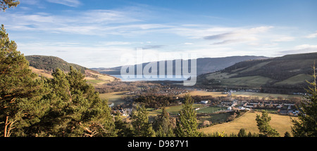 Loch Ness & Drumnadrochit von Craigmonie in Schottland. Stockfoto