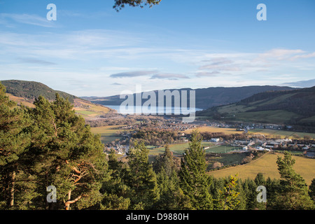 Loch Ness & Drumnadrochit von Craigmonie in Schottland. Stockfoto