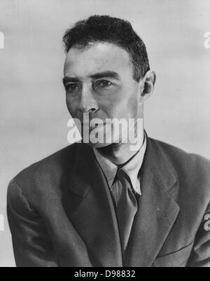 J. Robert Oppenheimer 1904 - 1967. Amerikanischer theoretischer Physiker und Professor für Physik an der Universität von Kalifornien, Berkeley. Er ist am besten bekannt für seine Rolle als wissenschaftlicher Direktor des Manhattan Project, der Weltkrieg I; I-Projekt, dass die ersten Atomwaffen entwickelt. Stockfoto