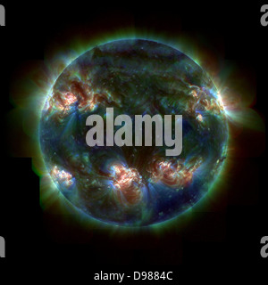 Corona und Übergang Region deutlich sichtbar von einem Satelliten auf einer Umlaufbahn um die Erde. Ein Full-disk Multiwellenlängen extreme UV-Bild der Sonne im Jahr 2010 übernommen. Falsche Farben unterschiedliche Temperaturen. Rotweine sind relativ kühl (ca. 60.000 Kelvin, oder 107,540 F); Blau- und Grüntöne sind heißer (mehr als 1 Millionen Kelvin, oder 1,799,540 F). Stockfoto