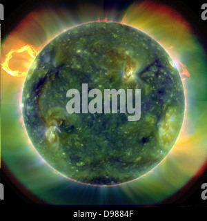 Corona und Übergang Region deutlich sichtbar von einem Satelliten auf einer Umlaufbahn um die Erde. Ein Full-disk Multiwellenlängen extreme UV-Bild der Sonne im Jahr 2010 übernommen. Falsche Farben unterschiedliche Temperaturen. Rotweine sind relativ kühl (ca. 60.000 Kelvin, oder 107,540 F); Blau- und Grüntöne sind heißer (mehr als 1 Millionen Kelvin, oder 1,799,540 F). Stockfoto