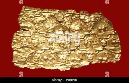 Fragment der gold beltIron Alter, 8th-7th century BC. Vielleicht aus Ziwiyeh, Nord-westlichen Iran. Steinböcke, Hirsche und Leiter der Löwen erscheinen auf diesem Fragment von Gold Blatt aus Ziwiyeh in nord-west Iran. Diese Seite ist ein großer Berg Zitadelle Festung durch eine massive Wand. Die Zitadelle wird durch eine monumentale Treppe angefahren Schnitt aus den Felsen, die sich rund um den Berg. Stockfoto