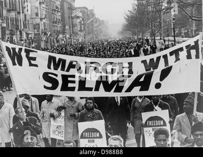 Marchers Durchführung Banner führen die Weise wie 15.000 Parade. Foto zeigt marchers Durchführung Banner "Wir März mit Selma!" Auf der Straße in Harlem, New York City, New York. 1965 März. "World Telegramm & Sun' Foto von Stanley Wolfson. Stockfoto