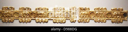 Fragment der gold beltIron Alter, 8th-7th century BC. Vielleicht aus Ziwiyeh, Nord-westlichen Iran. Steinböcke, Hirsche und Leiter der Löwen erscheinen auf diesem Fragment von Gold Blatt aus Ziwiyeh in nord-west Iran. Diese Seite ist ein großer Berg Zitadelle Festung durch eine massive Wand. Die Zitadelle wird durch eine monumentale Treppe angefahren Schnitt aus den Felsen, die sich rund um den Berg. Stockfoto