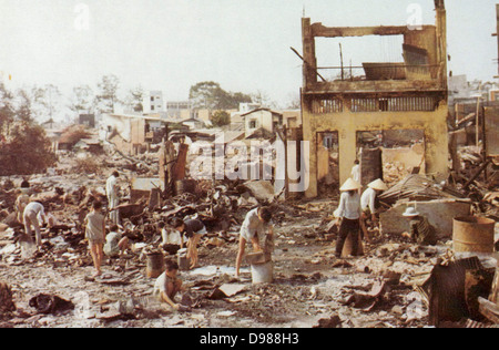 Zivilisten sortieren durch die Ruinen ihrer Häuser in Cholon, die stark beschädigten chinesischen Abschnitt von Saigon, Tet-Offensive, Vietnam-Krieg, 1968. Stockfoto