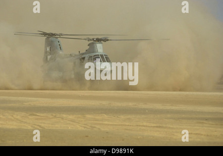 Camp Rhino, Afghanistan (31. 2, 2001) - ein United States Marine Corps. CH-46 Sea Knight" Hubschrauber landet auf der Wüste Landeplatz mit dem Codenamen "Rhino". Rhino ist eine zukunftsweisende Basis für Operationen strategisch in Afghanistan befindet. Us Navy Foto Stockfoto