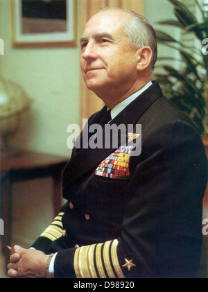 Thomas Hinman Moorer (Februar 9, 1912 - Februar 5, 2004) war ein US-Admiral, der sowohl als Leiter der Naval Operations und Vorsitzende des Generalstabs serviert. Leiter der Marineoperationen zwischen 1967 und 1970, auf dem Höhepunkt der US-Engagement in Vietnam. Er diente auch als Vorsitzende des Generalstabs von 1970 bis 1974 Stockfoto