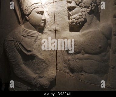 Gipsabguss der obere Teil von einem Marmorrelief. König Antiochos 1 von Kommagene Verschlüsse an der rechten Hand des Herkules. Original an Nemrud Dagi, süd-östlich der Türkei. Stockfoto