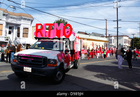 Kubanische Kontingent im Karnevalstreiben im Mission District in San Francisco, Kalifornien, USA Stockfoto