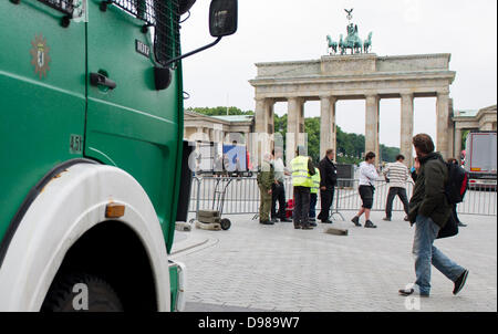 Berlin, Deutschland. 14. Juni 2013. Polizeikräfte und Barrieren sind sichtbar am Brandenburger Tor in Berlin, Deutschland, 14. Juni 2013. US-Präsident Barack Obama besucht Berlin am 18. und 19. Juni 2013. Die höchste Sicherheitsstufe ist Radfahren in der Stadt und Teile der Innenstadt sind während des Besuchs abgesperrt. Foto: OLE SPATA/Dpa/Alamy Live-Nachrichten Stockfoto