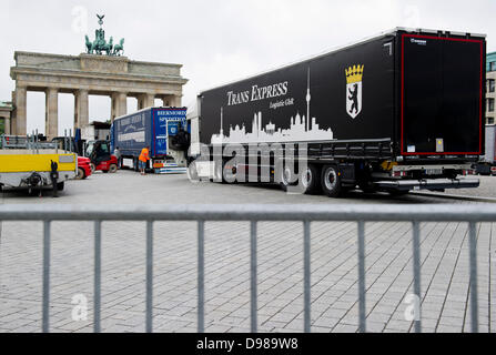 Berlin, Deutschland. 14. Juni 2013. LKW und Barrieren sind sichtbar am Brandenburger Tor in Berlin, Deutschland, 14. Juni 2013. US-Präsident Barack Obama besucht Berlin am 18. und 19. Juni 2013. Die höchste Sicherheitsstufe ist Radfahren in der Stadt und Teile der Innenstadt sind während des Besuchs abgesperrt. Foto: OLE SPATA/Dpa/Alamy Live-Nachrichten Stockfoto