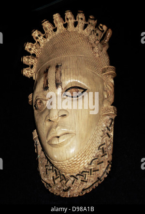 Elfenbein geschnitzte Maske, Benin, Nigeria. Edo Völker, c 16. Jahrhundert AD. Der Palast von Benin ist das Zentrum des Rituals Aktivität konzentrierte sich auf das Wohlbefinden und den Wohlstand der Edo Völker. Jedes Jahr der Edo (König) von Benin nimmt Teil an Ritualen, in denen Er ehrt seine königliche Vorfahren die Geschicke seines Volkes zu verbessern. Stockfoto