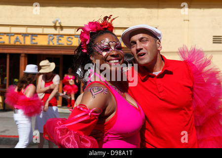 Kubanische Tänzerinnen im Karneval parade zu Mission District in San Francisco, Kalifornien, USA Stockfoto