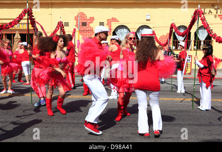 Kubanische Tänzerinnen im Karneval parade zu Mission District in San Francisco, Kalifornien, USA Stockfoto