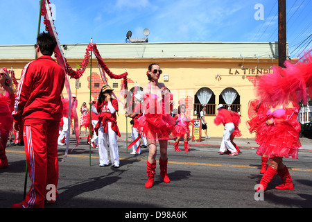 Kubanische Tänzerinnen im Karneval parade zu Mission District in San Francisco, Kalifornien, USA Stockfoto