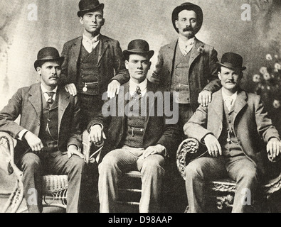 Die Wilden, 1901, Bande von American Outlaws, Bank und dem Räuber, geführt von Butch Cassidy, sitzt rechts. Cassidy, geboren Robert LeRoy Parker (1866-1908): steht links, William Carver (1866-1901): direkt, Harvey Logan alias Kid Curry (1867-1904) Cowboy und Schütze: sitzt links, Harry Alonzo Longbugh oder Longbaugh (1867-1908) alias Sundance Kid: Sitzt, Ben Kilpatrick (1874-1912). Stockfoto