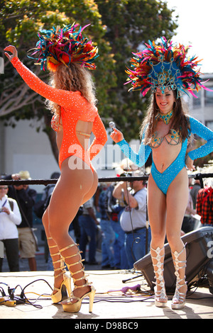 Bunte, hübsche Tänzerinnen mit Kopfschmuck während Carnaval in Misssion Bezirk, San Francisco, Kalifornien, USA. Stockfoto