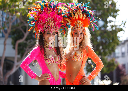 Bunte, hübsche Tänzerinnen mit Kopfschmuck während Carnaval in Misssion Bezirk, San Francisco, Kalifornien, USA. Stockfoto