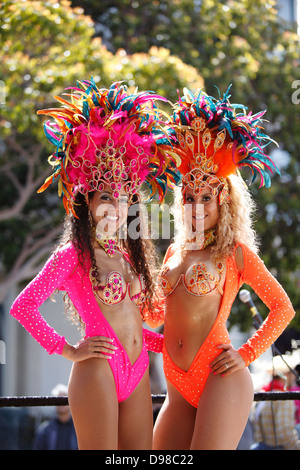 Bunte, hübsche Tänzerinnen mit Kopfschmuck posieren während Carnaval in Misssion Bezirk, San Francisco, Kalifornien, USA. Stockfoto