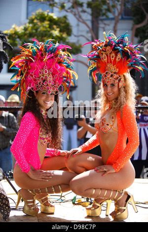 Bunte, hübsche Tänzerinnen mit Kopfschmuck posieren während Carnaval in Misssion Bezirk, San Francisco, Kalifornien, USA. Stockfoto